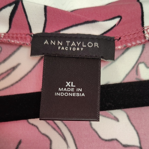 Ann Taylor Factory Pink and White Patterned Blouse - Picture 2 of 3